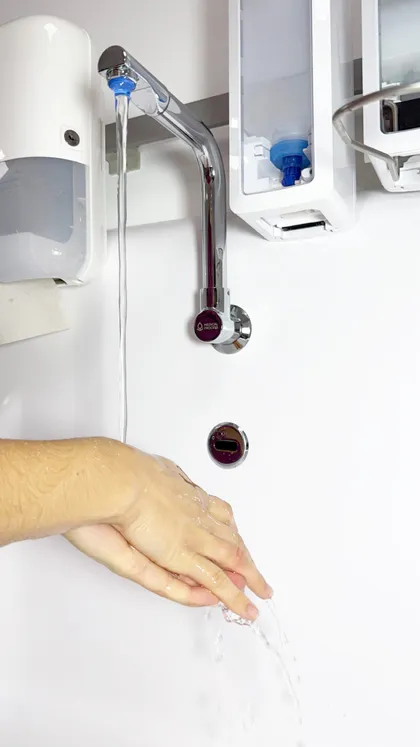 Lavage hygiénique des mains sur un lavabo médical Medical Process
